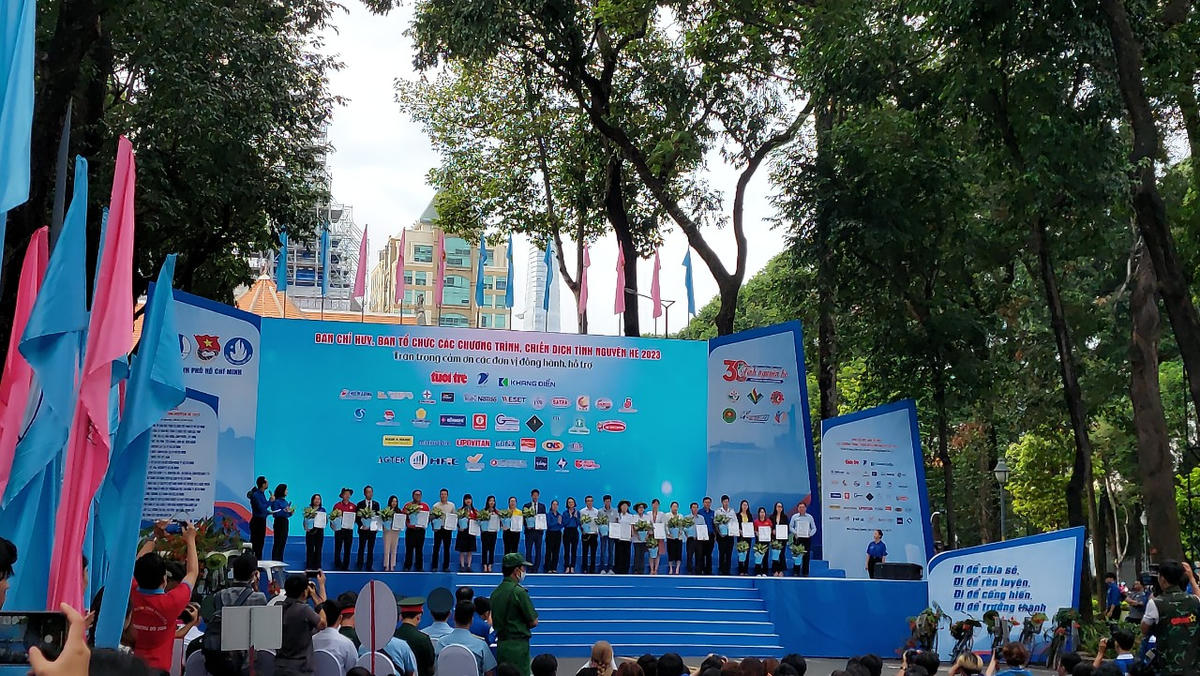 Ban chỉ huy, BTC các chương trình, chiến dịch tình nguyện hè 2023 trao thư cảm ơn và tặng cây xanh đến đại diện các đơn vị đồng hành. (Ảnh: Thanh Tình).