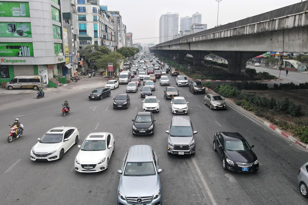 Hàng dài phương tiện nối đuôi nhau di chuyển vào trung tâm TP Hà Nội.
