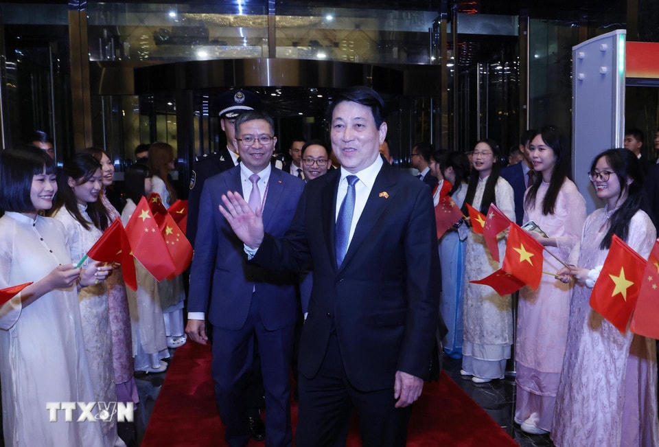 Kiều bào, lưu học sinh Việt Nam tại Trung Quốc đón Chủ tịch nước Lương Cường. (Ảnh: Lâm Khánh/TTXVN)