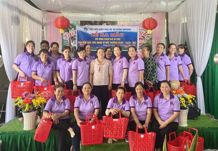 Mô hình xách giỏ đi chợ, không sử dụng túi ni-lông.