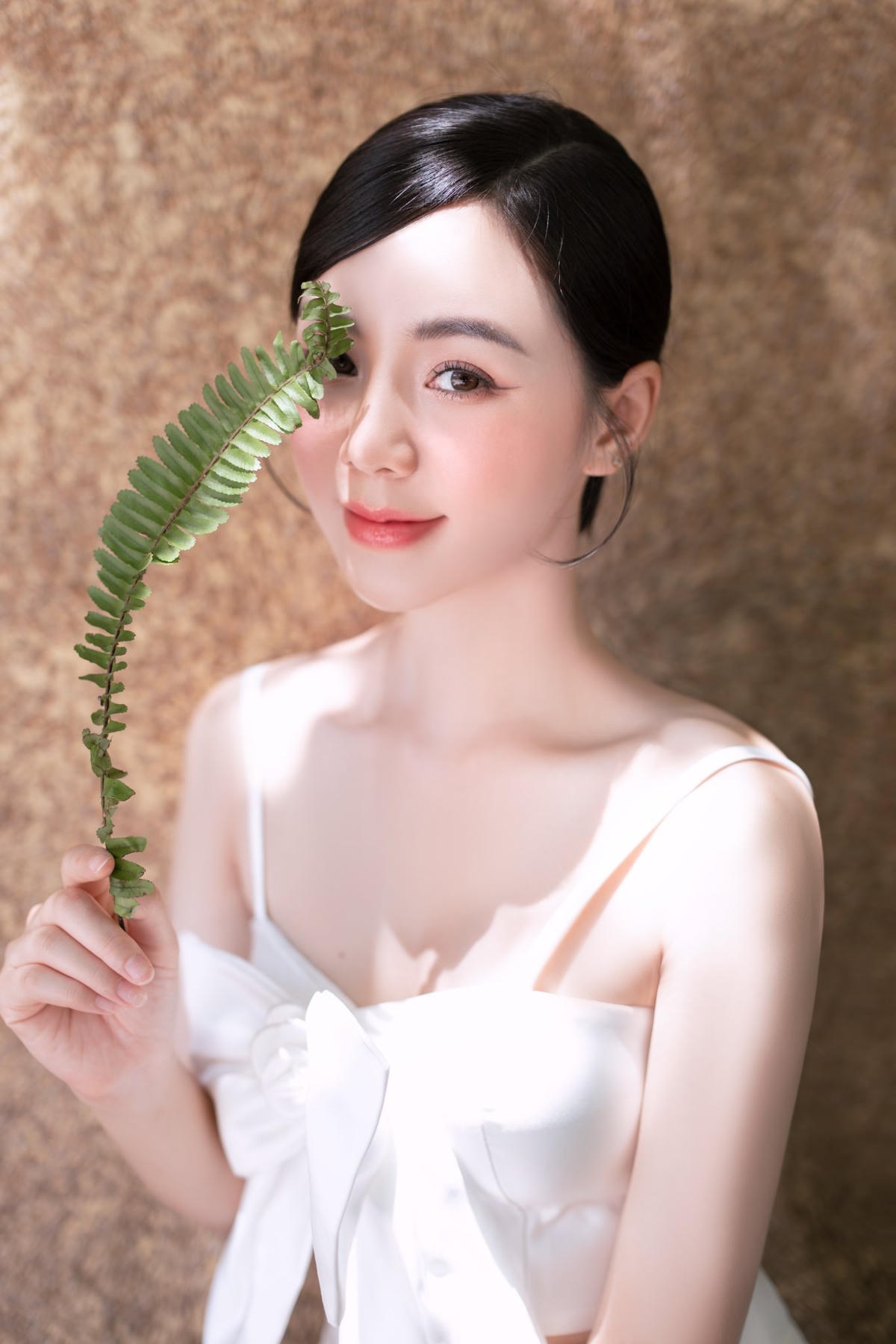 Ở tuổi 27, nữ diễn viên được khen ngợi bởi nhan sắc trẻ trung, vóc dáng nóng bỏng. Cô cũng không ngại thử sức ở nhiều phong cách thời trang khác nhau, từ nữ tính đến gợi cảm.