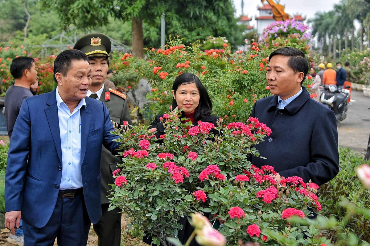 Ông Nguyễn Trọng Phan, Trưởng Phòng kinh tế huyện Mê Linh cho biết: "Cùng với sự kiện huyện Mê Linh đón nhận Huân chương Lao động Hạng Ba, lễ công nhận Di tích quốc gia đặc biệt đền thờ Hai Bà Trưng là điểm đến du lịch, huyện tổ chức một chùm hoạt động, trong đó điểm nhấn là Lễ hội hoa Mê Linh chủ đề "Mê Linh rực rỡ sắc hoa' với sự huy động chính các nhà vườn trồng hoa tại Mê Linh".