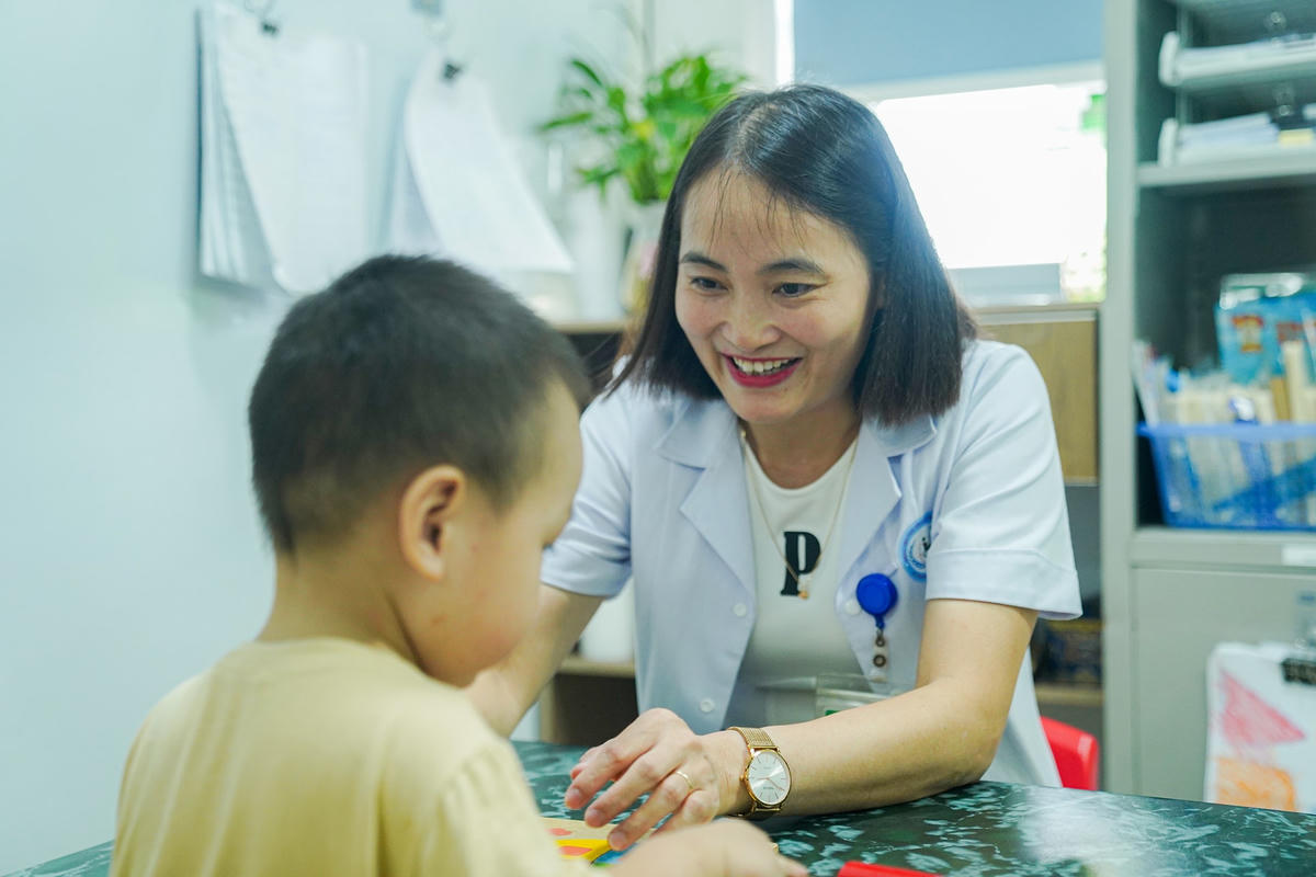 2. Khoảnh khắc bác sĩ Nguyễn Thị Hà nở nụ cười rạng rỡ khi trò chuyện cùng bệnh nhi, những giây phút tưởng nhỏ bé nhưng nuôi dưỡng niềm tin cho hành trình hồi sinh