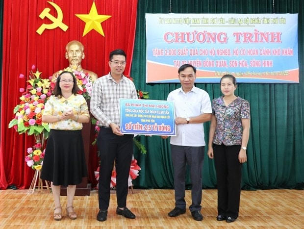 Đại diện Tập đoàn Xuân Lâm trao tặng 2,5 tỷ đồng, cho Uỷ ban MTTQ Việt Nam tỉnh Phú Yên, xây dựng nhà đại đoàn kết cho hộ nghèo tại tỉnh Phú Yên.