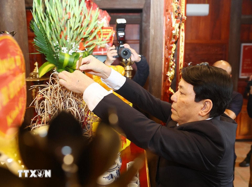 Chủ tịch nước Lương Cường dâng hương tại Nhà Tưởng niệm bà Hoàng Thị Loan, thân mẫu Chủ tịch Hồ Chí Minh ở thôn Vân Nội, xã Hồng Tiến, huyện Khoái Châu. (Ảnh: Lâm Khánh/TTXVN)