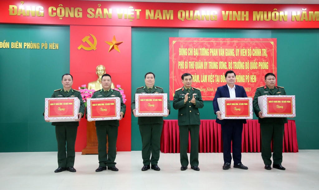 Đại tướng Phan Văn Giang, Bộ trưởng Bộ Quốc phòng tặng quà cho Ban CHQS TP Móng Cái; các Đồn Biên phòng Pò Hèn, Bắc Sơn, Quảng Đức thuộc BĐBP tỉnh Quảng Ninh và UBND xã Hải Sơn.