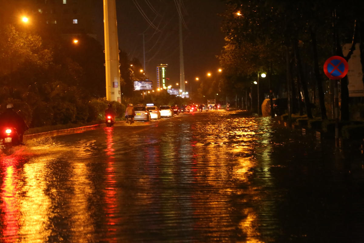 Mưa như trút nước, loạt tuyến đường Hà Nội chìm trong 'biển' nước