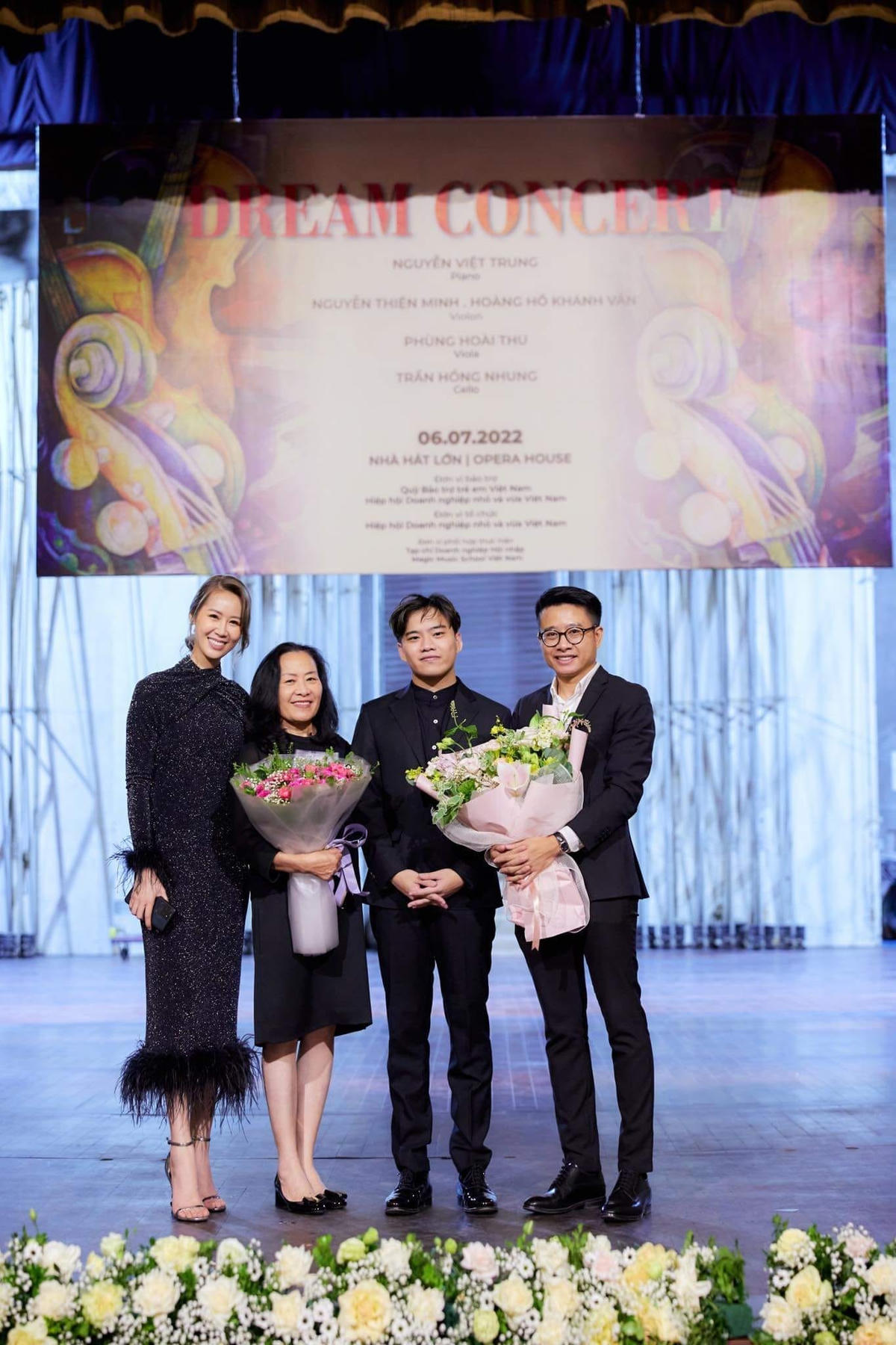Nghệ sĩ piano Nguyễn Việt Trung (thứ 2 từ trái sang), trong đêm nhạc tại Nhà hát Lớn Hà Nội, tháng 7/2022.  