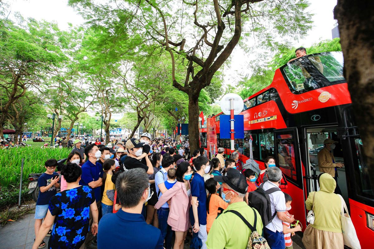 Những chiếc xe buýt này luôn trong cảnh đông đúc, chật kín.