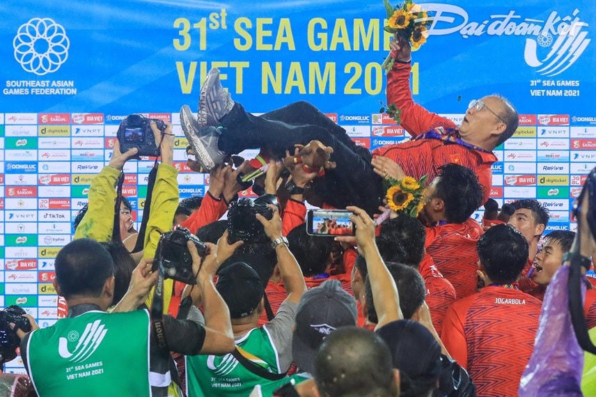 Khoảnh khắc vinh quang, đầy tự hào của Đội tuyển U23 Việt Nam. HLV Park Hang Seo là người có công dẫn dắt đội tuyển đến chiến thắng vang dội.