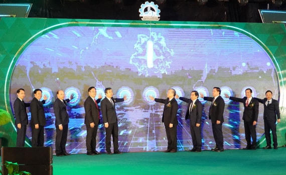 Lãnh đạo địa phương thực hiện nghi thức động thổ dự án.