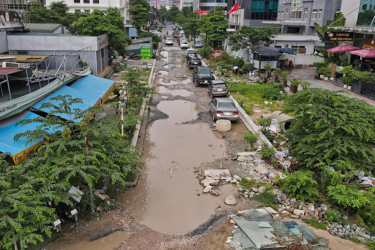 Nhìn vào hình ảnh, chẳng ai nghĩ đây là một tuyến đường của Thủ đô mà cứ ngỡ như những bãi trâu đằm.