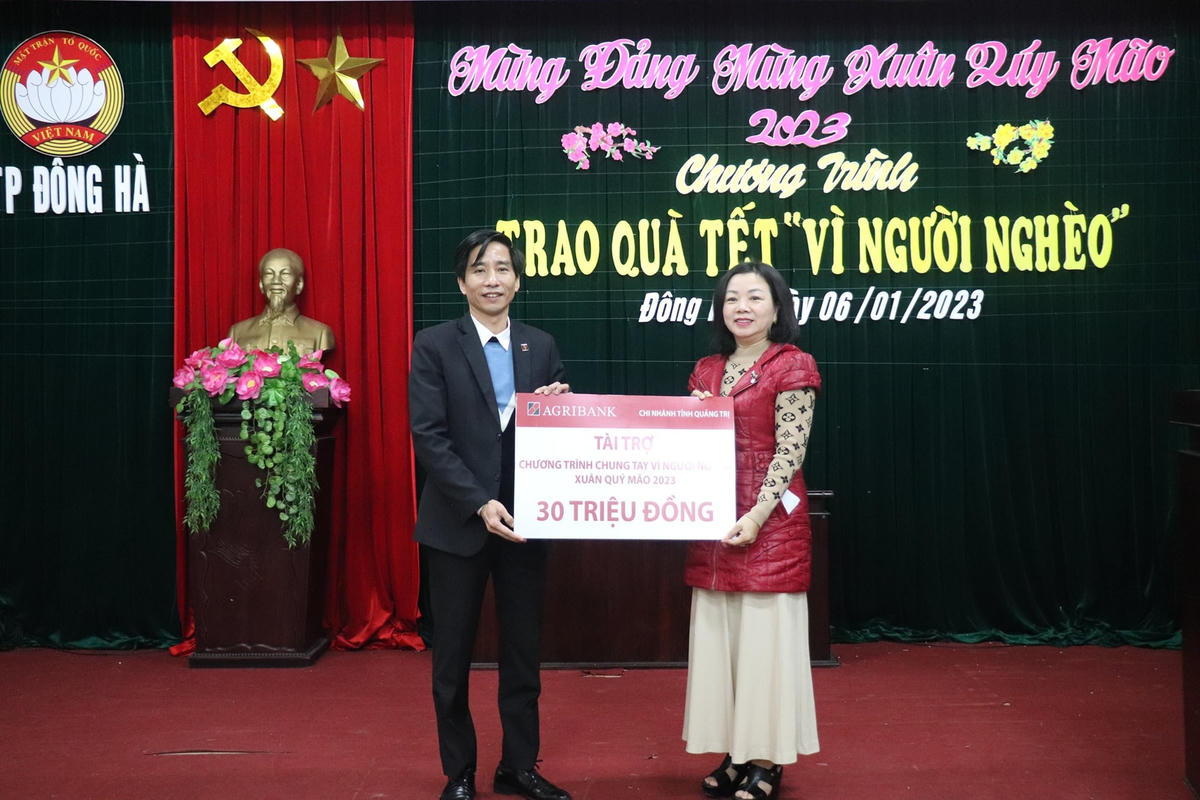 Mặt trận các cấp tại TP Đông Hà đã vận động được 2.400 suất quà (trị giá trên 1,2 tỷ đồng) trao đến cho hộ nghèo, hộ có hoàn cảnh khó khăn trên địa bàn.
