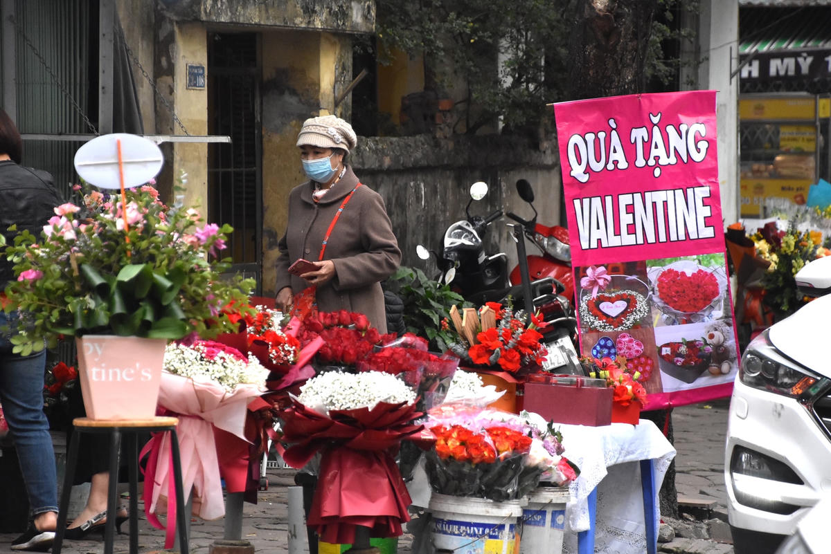 Ngoài những bó hoa được bó thông thường, hoa hồng bó thành hình trái tim cũng được nhiều cửa hàng bày bán với mức giá từ 800.000 - 1.500.000 đồng/bó.