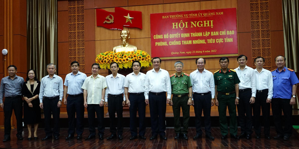 Các thành viên BCĐ phòng, chống tham nhũng, tiêu cực ở Quảng Nam.