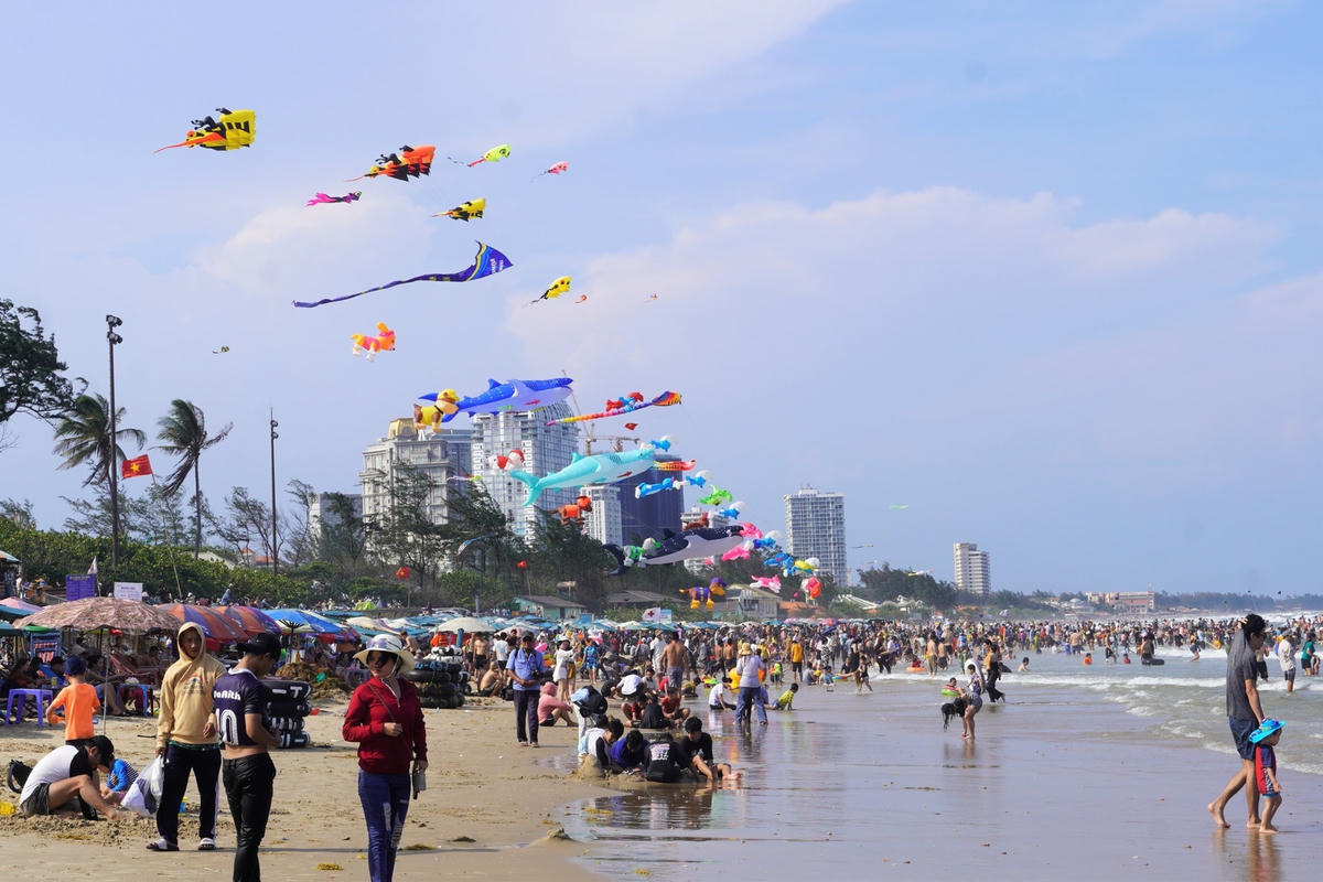 Khách du lịch bắt đầu đổ về thành phố biển Vũng Tàu trước kỳ nghỉ lễ 2/9 một ngày.