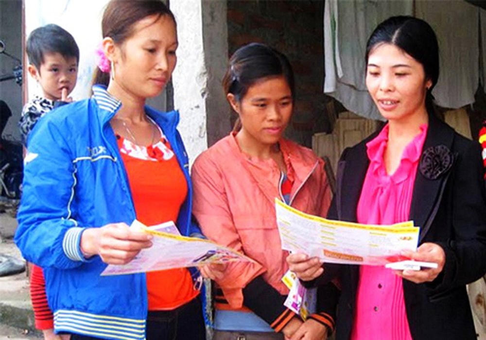 Hội Liên hiệp Phụ nữ huyện Trấn Yên (tỉnh Yên Bái) tuyên truyền pháp luật đến người dân.
