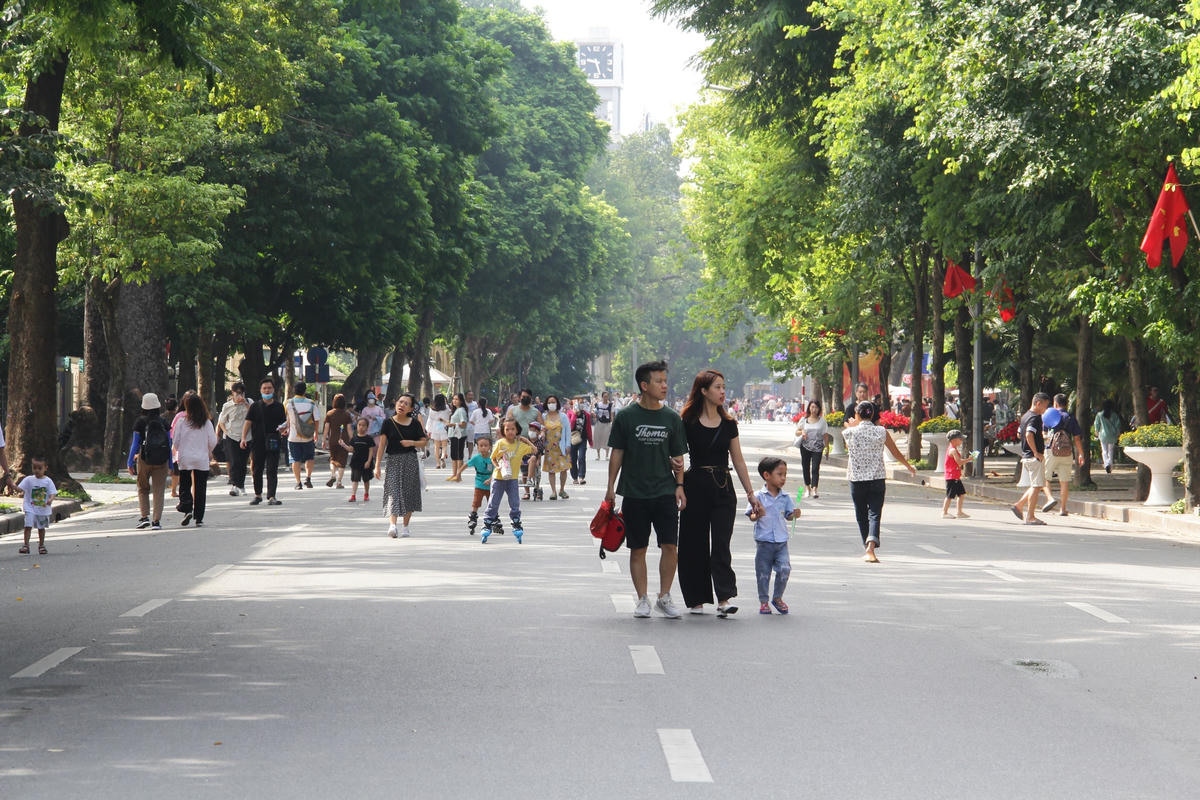 Không gian đi bộ khu vực Hồ Hoàn Kiếm thu hút người dân và du khách vào những dịp cuối tuần.