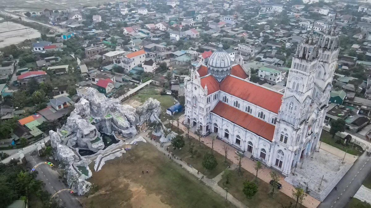 Giáo xứ Chính tòa Văn Hạnh có 4 giáo xóm và 2 giáo họ. Việc dựng hang đá Bê-lem mỗi năm sẽ do 1 giáo xóm hoặc giáo họ phụ trách. Năm nay, giáo họ Hạnh Tiến được đảm nhận xây dựng.