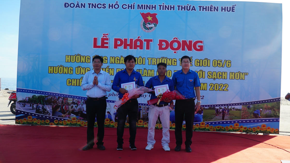 Tặng Huy hiệu "Tuổi trẻ dũng cảm" cho anh Bin và Thu đã có hành động dũng cảm cứu các em học sinh khỏi bị đuối nước.