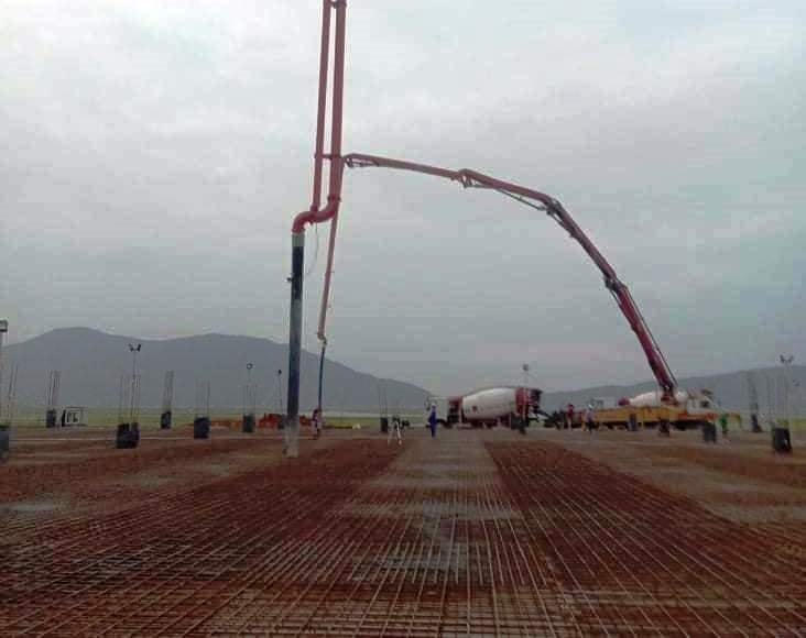 Một xe bơm bê tông của Công ty TNHH thương mại và dịch vụ vận tải Viết Hải tại công trình ở Khu kinh tế Vũng Áng.