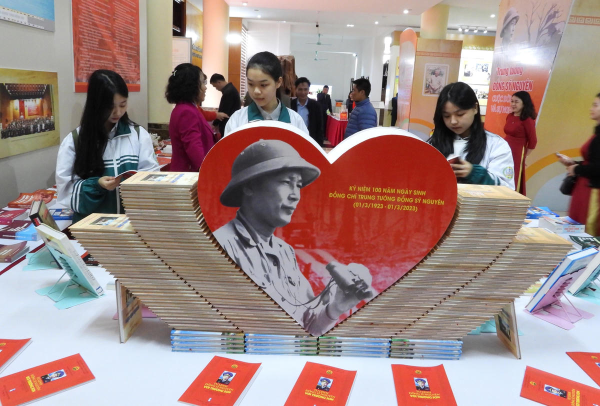 Bạn trẻ tham quan triển lãm.