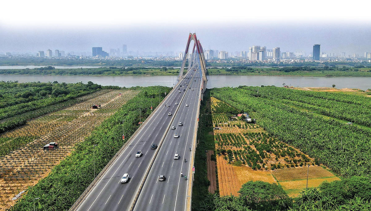 Cầu Nhật Tân là một trong 7 cây cầu huyết mạch của Thủ đô. Đây là cây cầu thép dây văng lớn nhất Việt Nam, được coi như một biểu tượng của Hà Nội.  