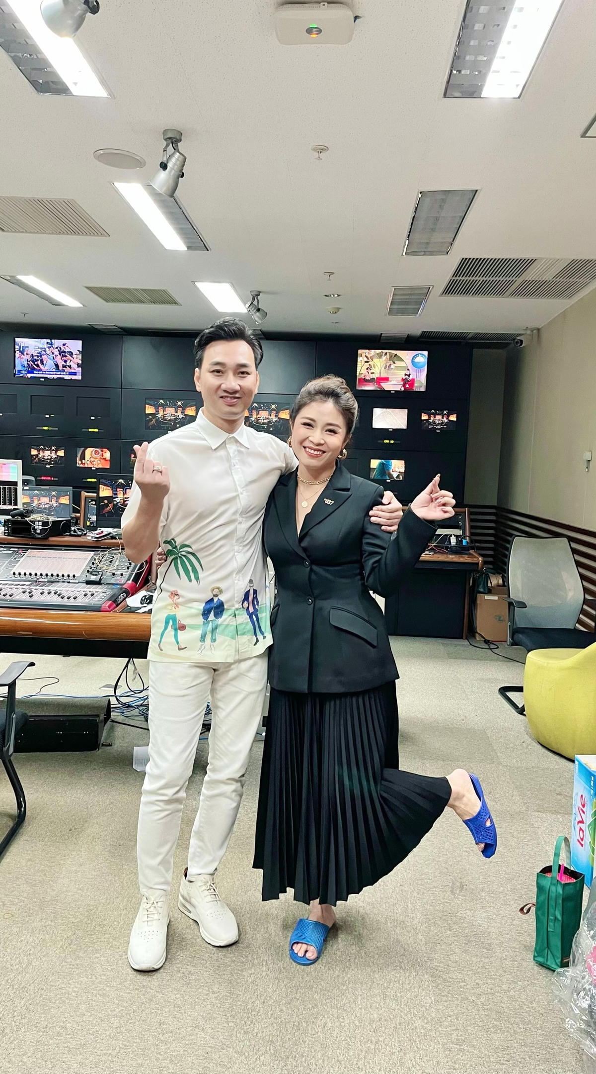 MC Thành Trung là người cùng lớp đại học cũng là người truyền cảm hứng cho Hoàng Linh "nuôi" đam mê với nghề dẫn chương trình. 