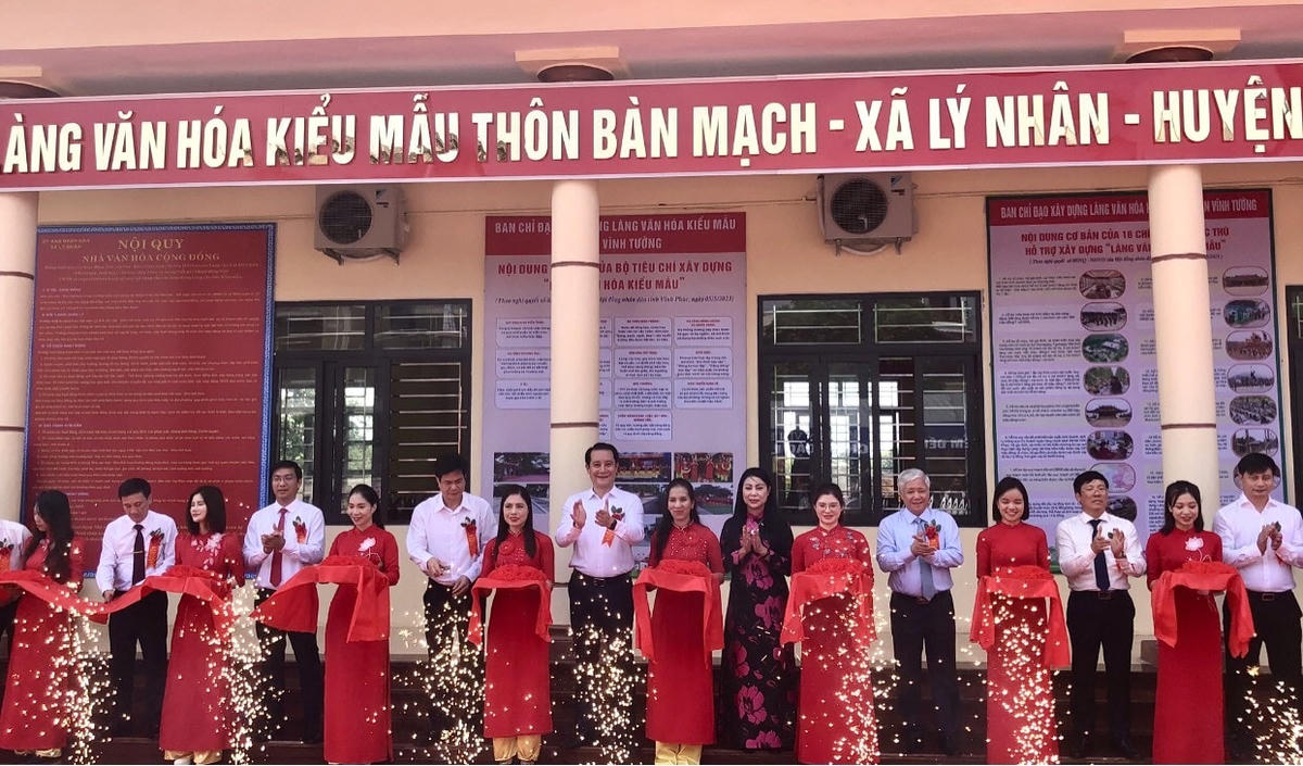 Các đại biểu cắt băng khánh thành Khu thiết chế văn hóa, thể thao Làng văn hóa kiểu mẫu Bàn Mạch.