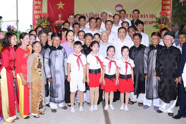 Tổng Bí thư Nguyễn Phú Trọng với cán bộ, nhân dân và thiếu nhi tại thôn Thượng Điện, xã Vinh Quang, huyện Vĩnh Bảo, thành phố Hải Phòng ngày 15/11/2017. Ảnh Quang Vinh.