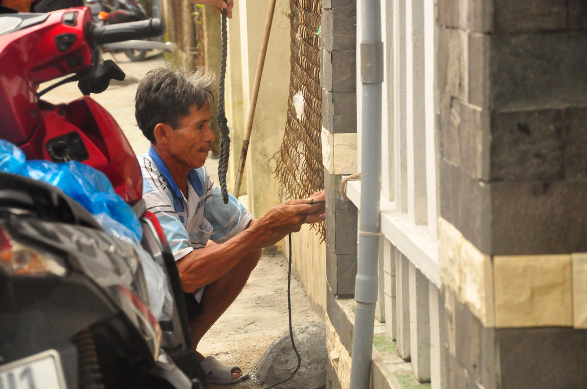 Người dân đang tiến hành chằng chống lại nhà cửa.