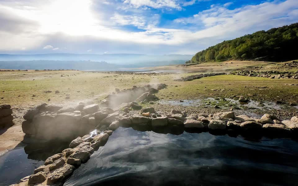 Dấu tích của một doanh trại La Mã cổ đại - Aquis Querquennis - ở Tây Ban Nha từng bị nhấn chìm dưới dòng sông Limia đã phải nổi lên do hạn hán. Giờ đây, du khách có thể đi bộ qua những tàn tích của những tháp canh, kho thóc và doanh trại.