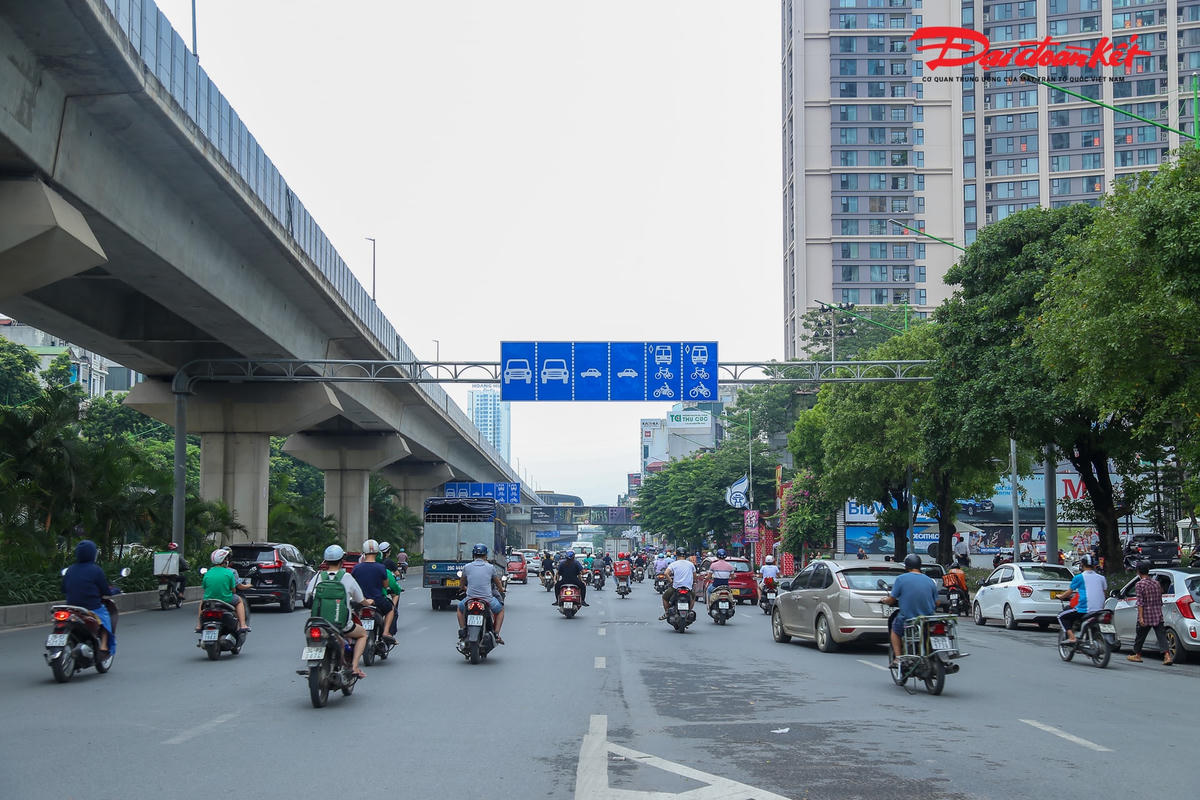 Theo ghi nhận của PV Báo Đại Đoàn Kết, trong sáng ngày đầu tiên tổ chức phân làn bằng dải phân cách cứng trên đường Nguyễn Trãi nhiều người dân vẫn chưa nắm được phương án phân luồng, hoặc một số người vẫn cố tình tham gia giao thông không đúng phần đường quy định dù đã có biển chỉ dẫn.