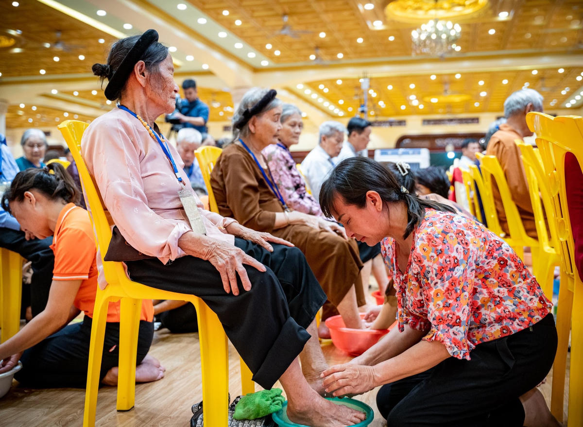 Hàng vạn người về chùa Ba Vàng dự Lễ Vu Lan báo hiếu 2022