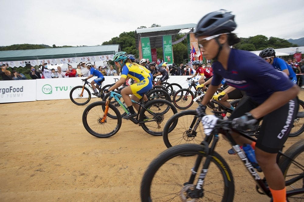 Các vận động viên xuất phát ở nội dung thi đấu xe đạp Băng đồng Olympic nữ. (Ảnh: Trọng Đạt/TTXVN).