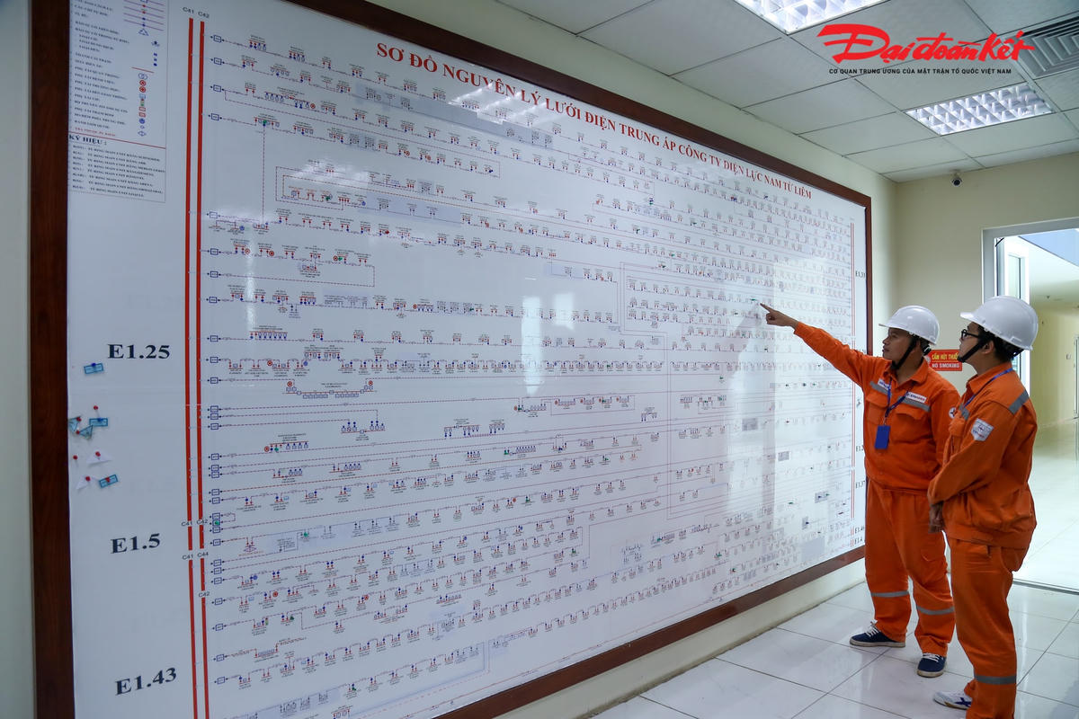 Để đảm bảo điện cho kỳ thi tuyển sinh THPT, được biết ngay khi nhận được công văn của Sở Giáo dục và Đào tạo Hà Nội về việc cung cấp điện phục vụ kỳ thi tuyển sinh lớp 10 trung học phổ thông (THPT) năm 2022-2023, các đơn vị điện lực thành phố đã lên các phương án và triển khai đảm bảo điện phục vụ kỳ thi trong thời gian từ ngày 15 - 22/6.