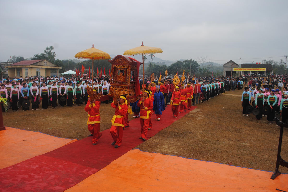 Người dân tộc Mường ở Thanh Hóarất coi trọng Lễ hội Mường Khô. Vào ngày chính hội, tất cả người dân xứ Mường xúng xính váy áo truyền thống đi lễ hội, rước kiệu, đánh chiêng cầu mong năm mới an lành. 