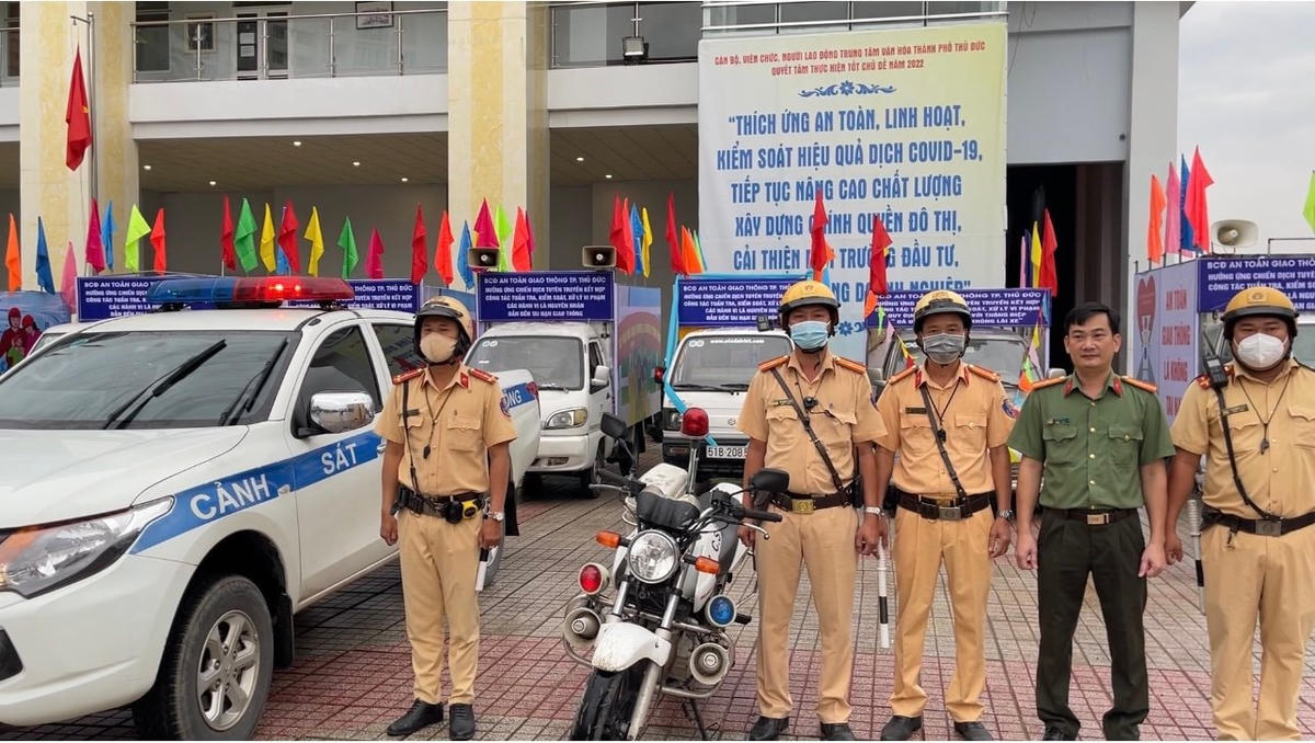 CSGT tổ chức diễu hành bằng xe loa hưởng ứng chiến dịch tuyên truyền kết hợp công tác tuần tra, kiểm soát, xử lý vi phạm trong lĩnh vực giao thông đường bộ. (Ảnh: Thanh Bình)