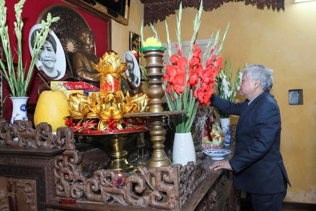 Chủ tịch UBTƯ MTTQ Việt Nam Đỗ Văn Chiến dâng hương, tưởng nhớ Chủ tịch Hồ Chí Minh tại Nhà 67 trong Khu di tích Chủ tịch Hồ Chí Minh.