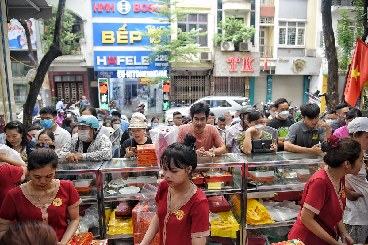 Cô Lê Hoa nhà ở Kim Mã (Hà Nội) cho hay, do chất lượng bánh ở đây khá ngon so với các cơ sở khác nên năm nào cô cũng đến đây mua.