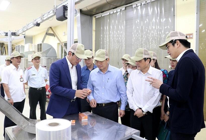 Thứ trưởng Lê Văn Thanh và đoàn công tác kiểm tra công tác ATVSLĐ tại xưởng sản xuất Công ty Thuốc lá Thăng Long.
