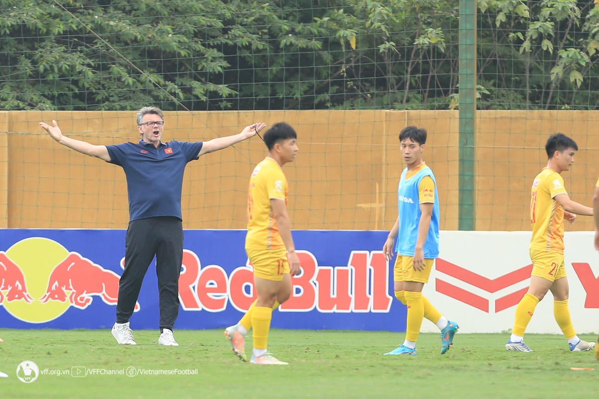 HLV Philippe Troussier liên tục đốc thúc các học trò trên sân tập. Ảnh: VFF.