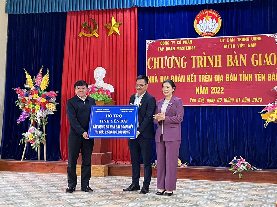 Phó Chủ tịch Trương Thị Ngọc Ánh và đại diện Công ty Cổ phần Tập đoàn Masterise trao hỗ trợ xây dựng 50 nhà Đại đoàn kết cho tỉnh Yên Bái.