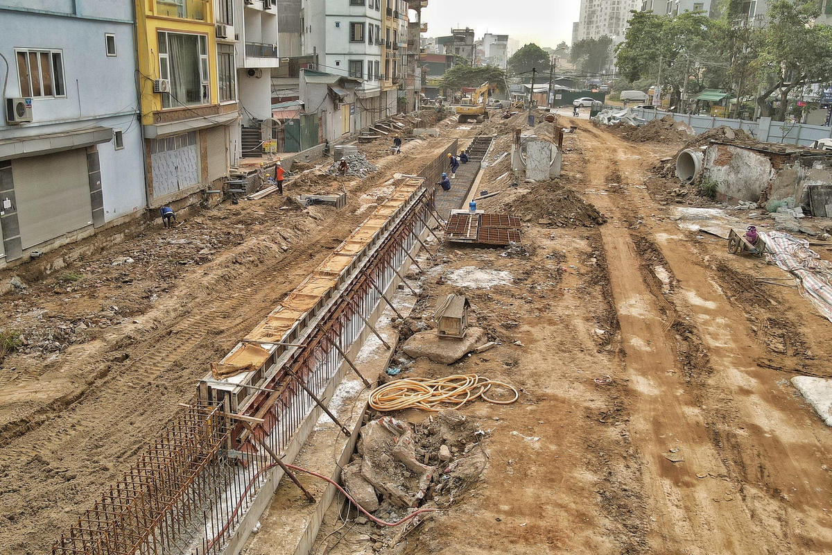 Hầm chui có quy mô 4 làn xe, tổng chiều dài hầm và đường dẫn khoảng 890 m theo hướng đường Vành đai 2,5. Dự án do liên danh Công ty cổ phần Tập đoàn Cienco 4 - Công ty cổ phần đầu tư và xây dựng công trình 3 thực hiện. 