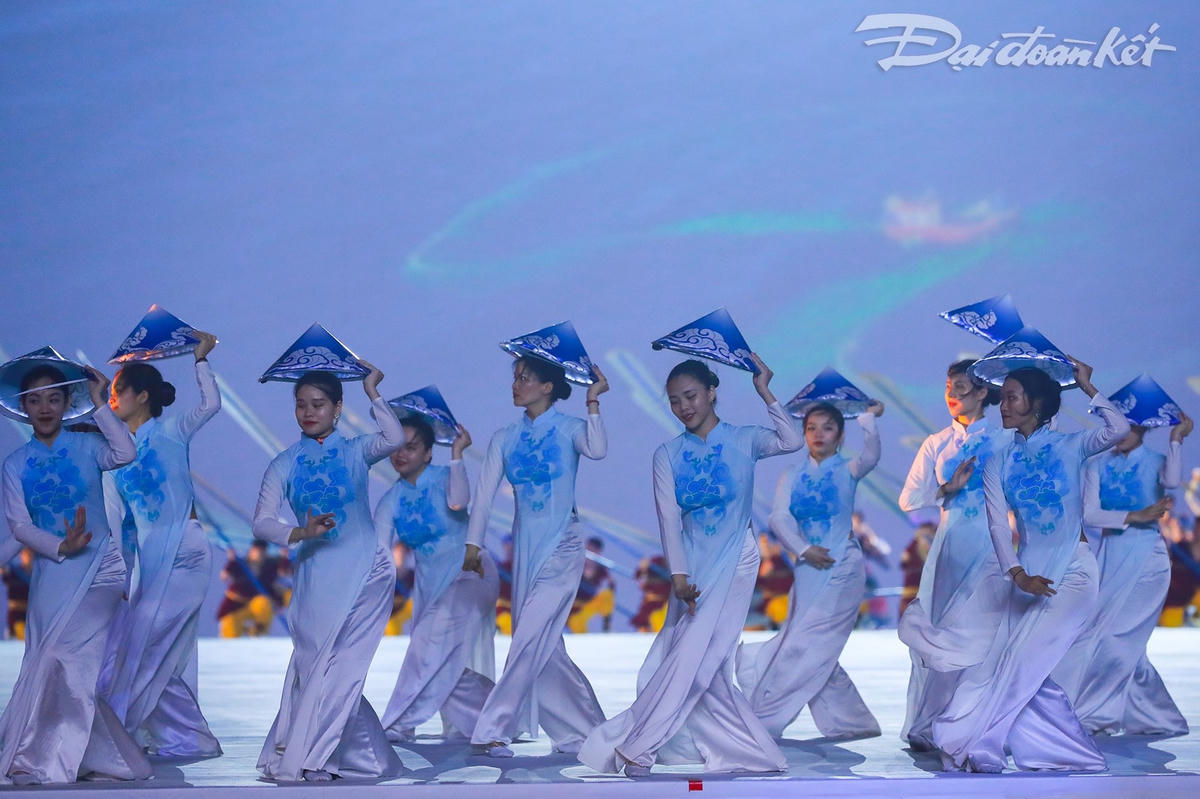 SEA Games 31 diễn ra từ ngày 12/5 đến 23/5 tại Hà Nội và 11 tỉnh, thành lân cận. Đại hội sẽ tổ chức 40 môn thi, 526 nội dung với sự tham dự của 10.000 VĐV, HLV của 11 đoàn thể thao ở Đông Nam Á.