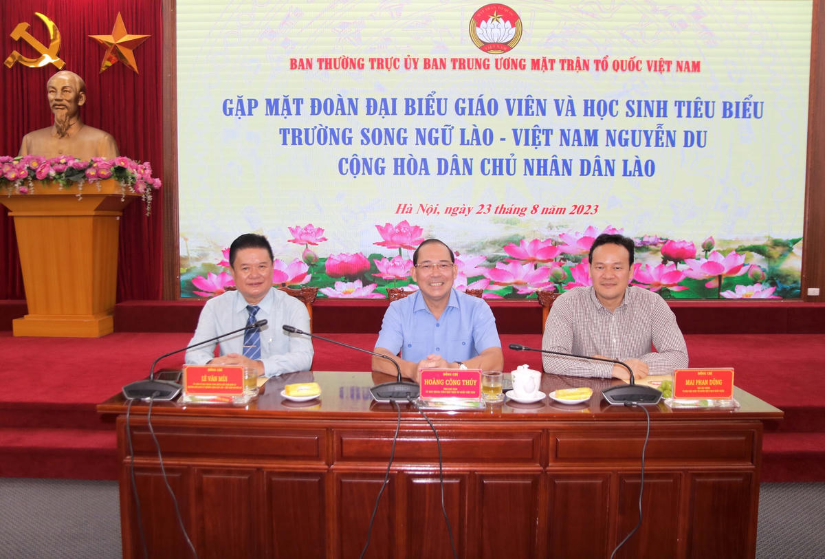 Phó Chủ tịch UBTƯ MTTQ Việt Nam Hoàng Công Thủy cùng các đại biểu tham dự buổi gặp mặt.