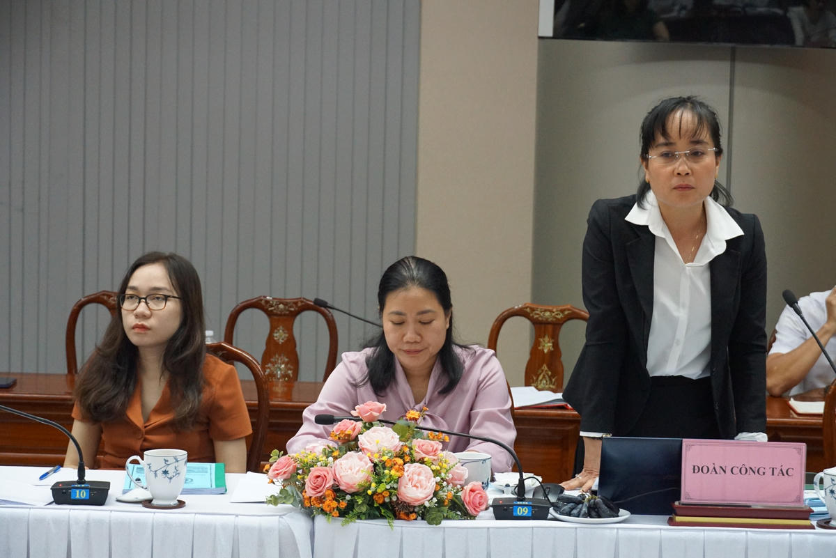 Thành viên đoàn giám sát trao đổi nội dung về công tác bồi thường, hỗ trợ tái định cư. Ảnh: Mạnh Thìn.