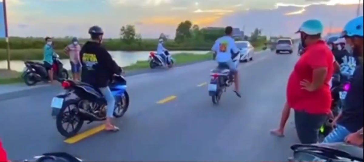 Thanh niên ngông cuồng lạng lách, bốc đầu xe trên tuyến Quản Lộ - Phụng Hiệp (ảnh chụp từ clip).