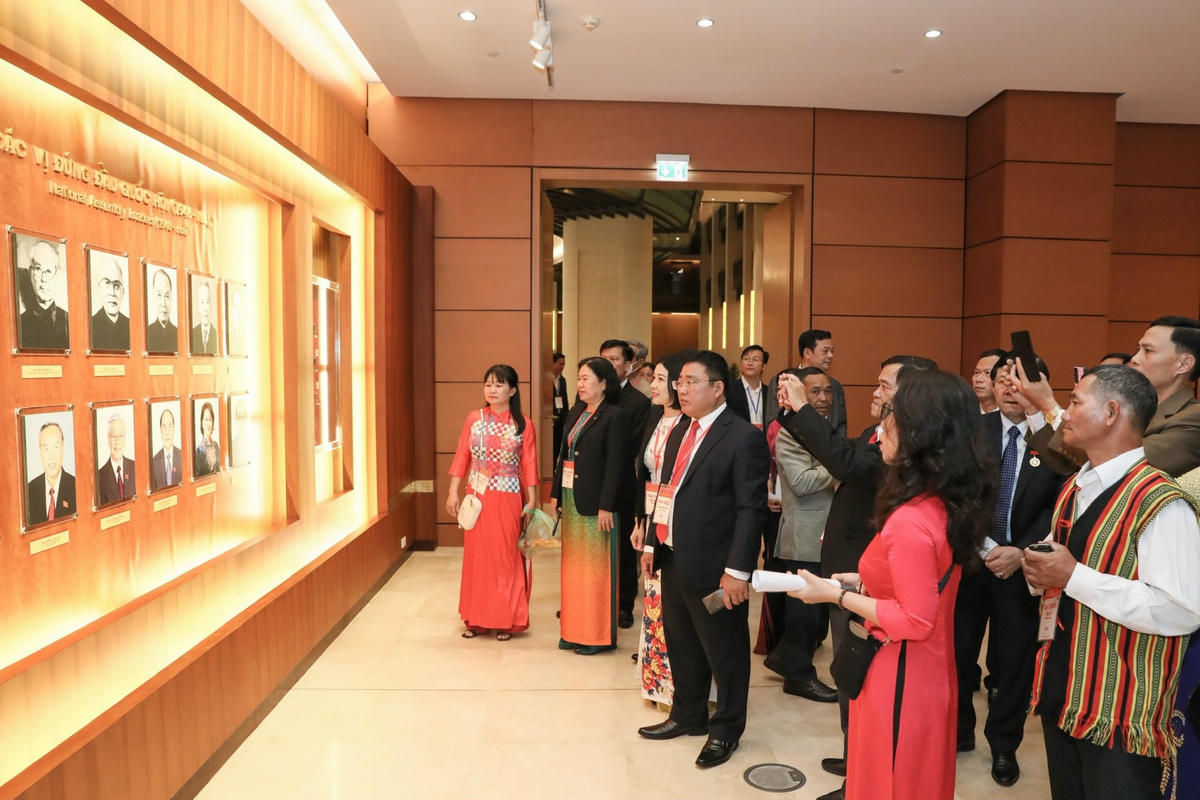 Các đại biểu tham quan Nhà Quốc hội.