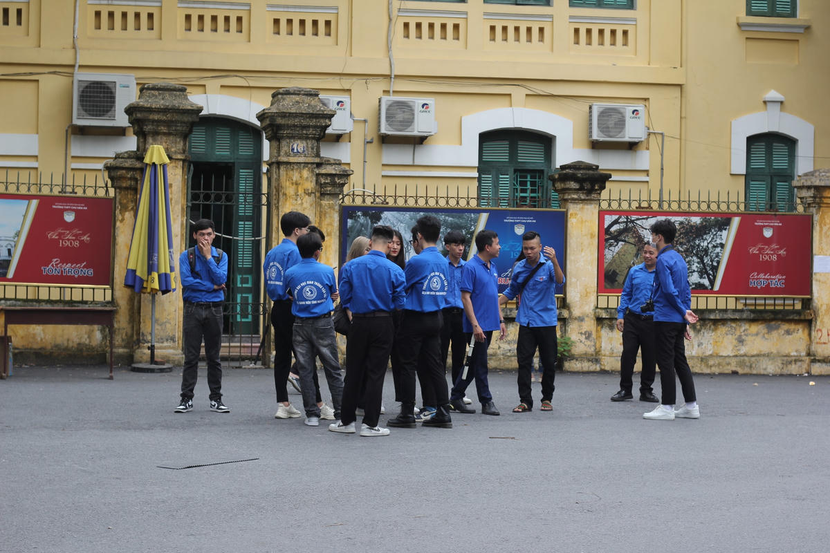 Đội tình nguyện thanh niên Tây Hồ luôn luôn sẵn sàng tiếp sức cho các thí sinh. Ảnh: Ngọc Ánh.
